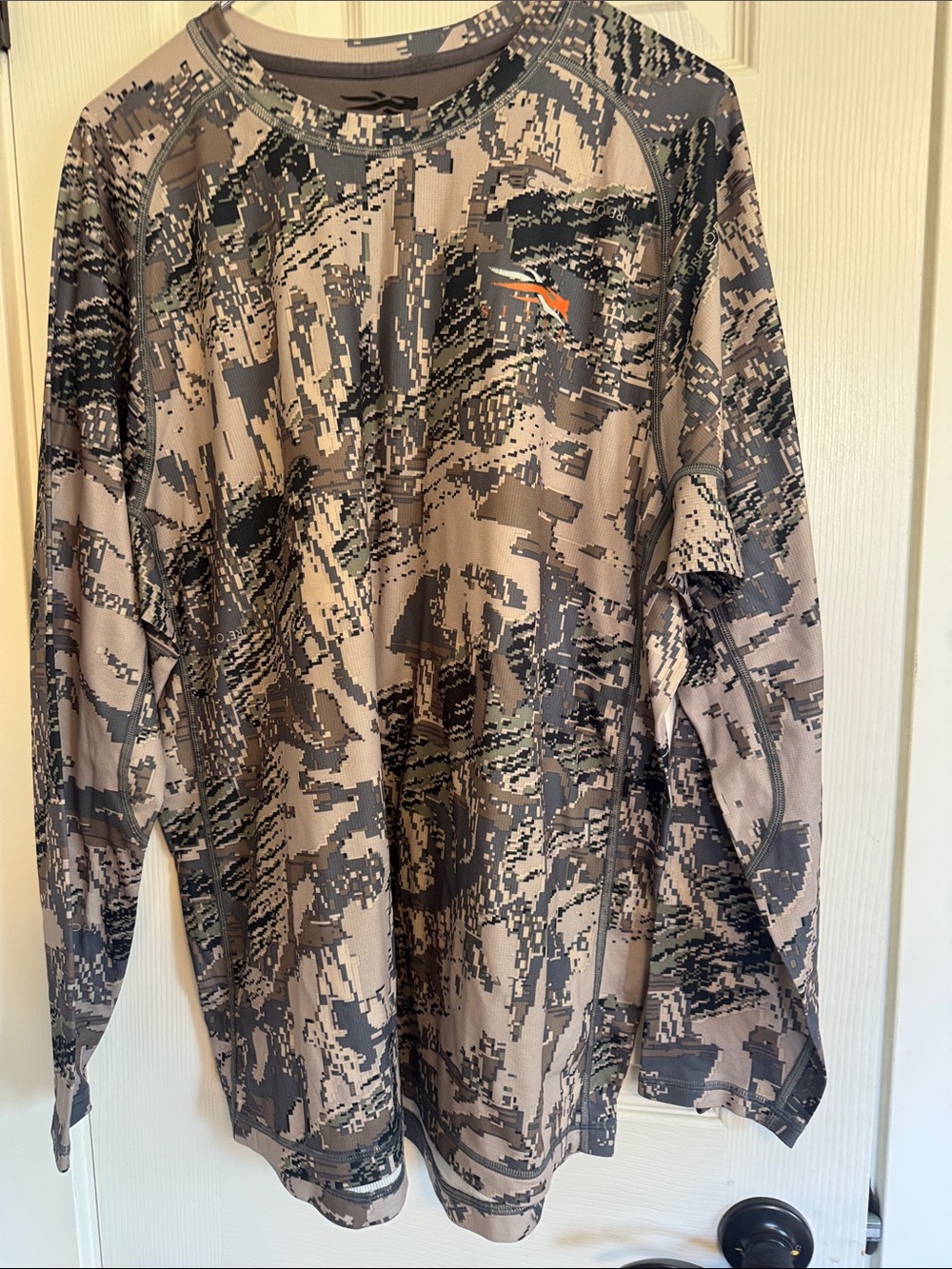 Men’s Sitka Gear brand long sleeve base layer hunting shirt. Size XXL.